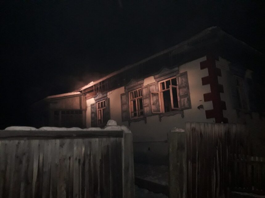 Одноэтажный двухквартирный дом горел в Вихоревке ночью