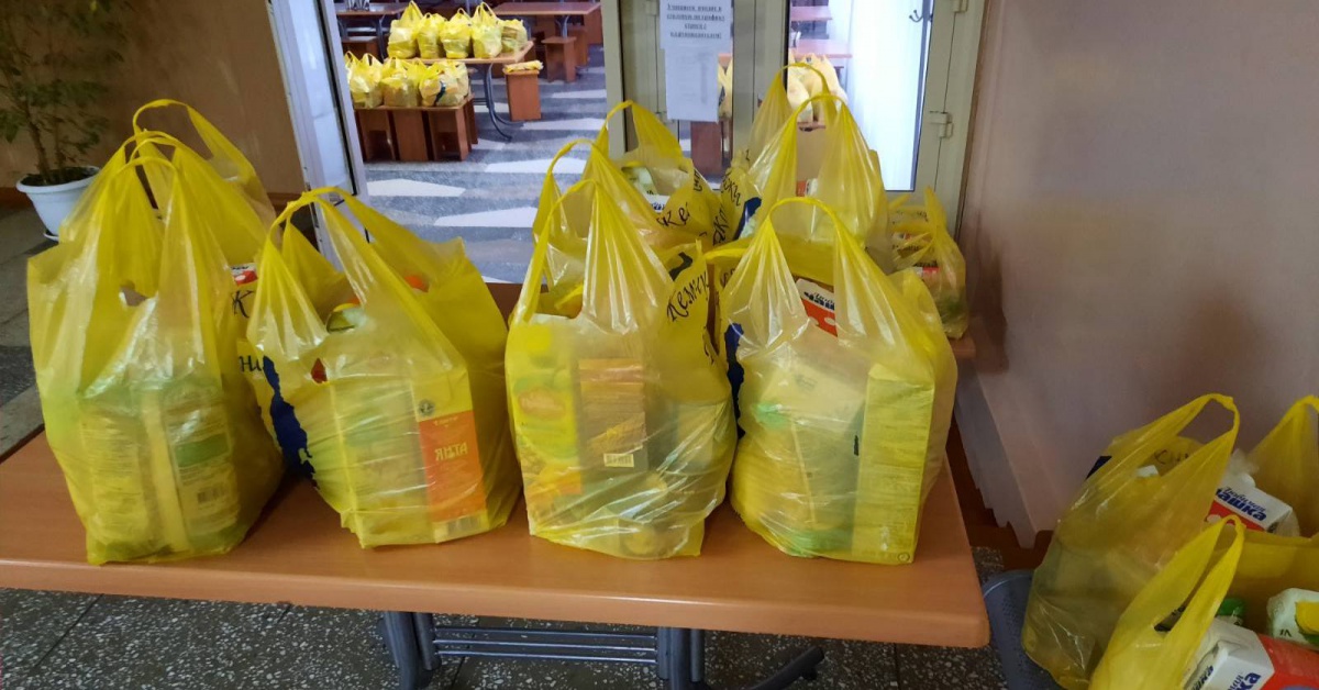 Продуктовые наборы выдают школьникам Братска