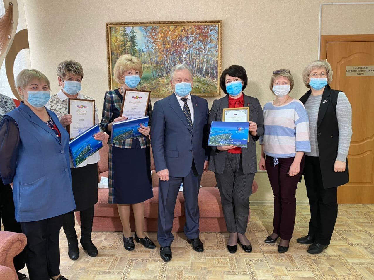 Сергей Серебренников вручил трудовым коллективам Братска городские и областные награды