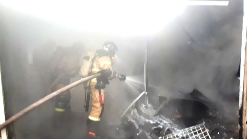 Четыре павильона повреждены огнем на Центральном рынке Братска