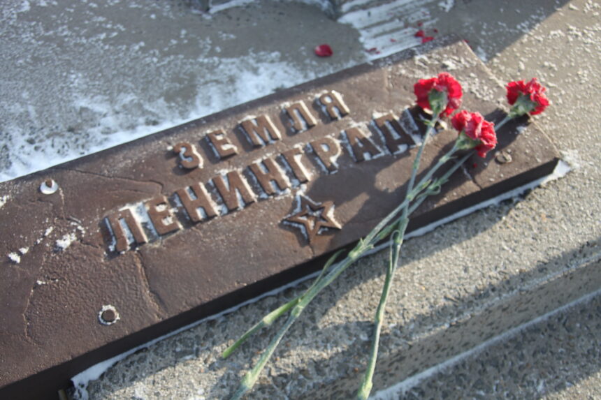 Фото защитники ленинграда. Цветок в память о блокаде Ленинграда. Памятники в память о блокаде в Ленинграде. Фото цветов в память о блокадном Ленинграде. Монумент защитникам блокадного Ленинграда.