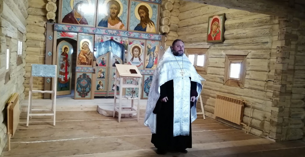 Иконостас освятили в новой церкви Ангарской деревни в Братске