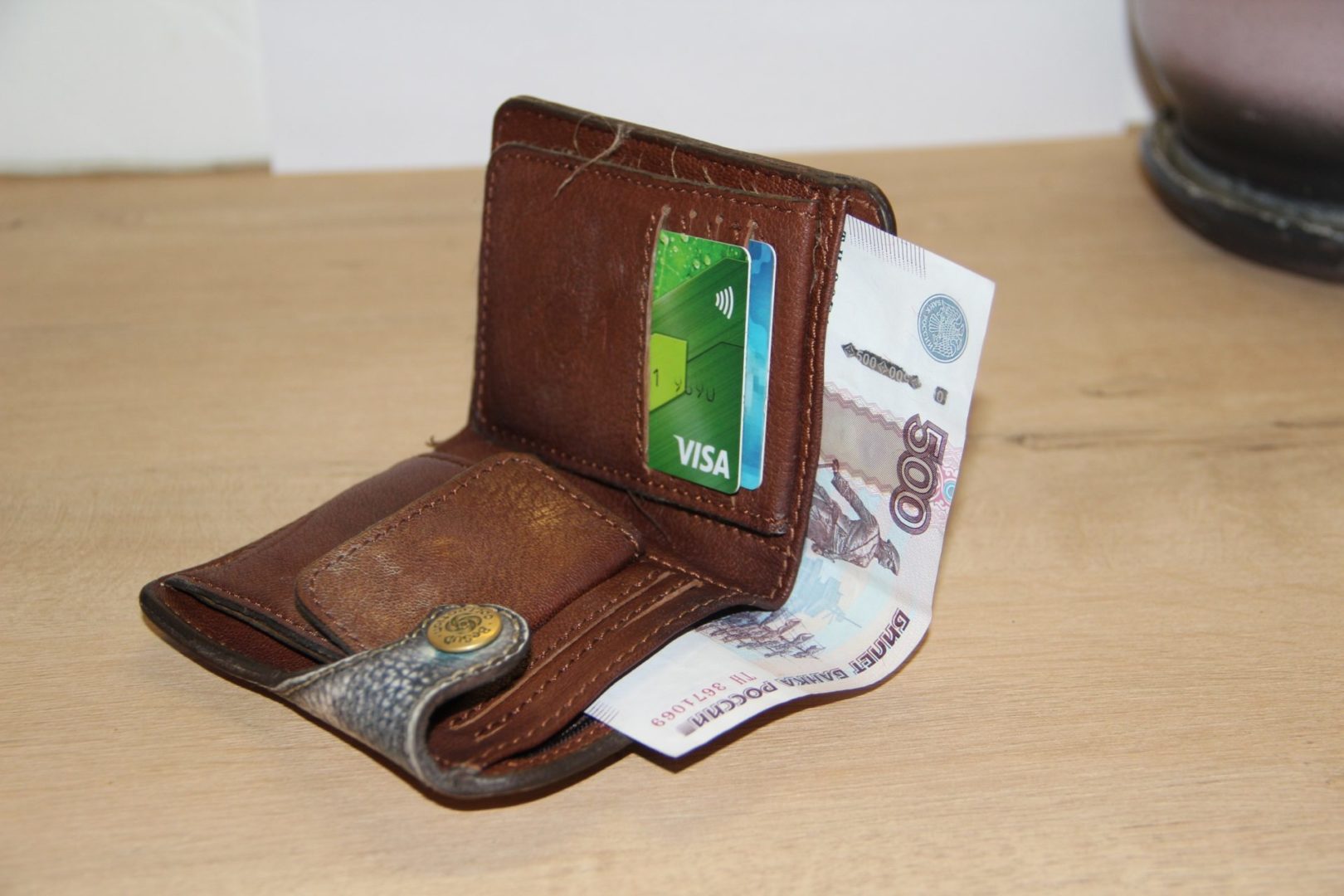 В Братске женщина попалась к аферистам, решив продать мебель по объявлению