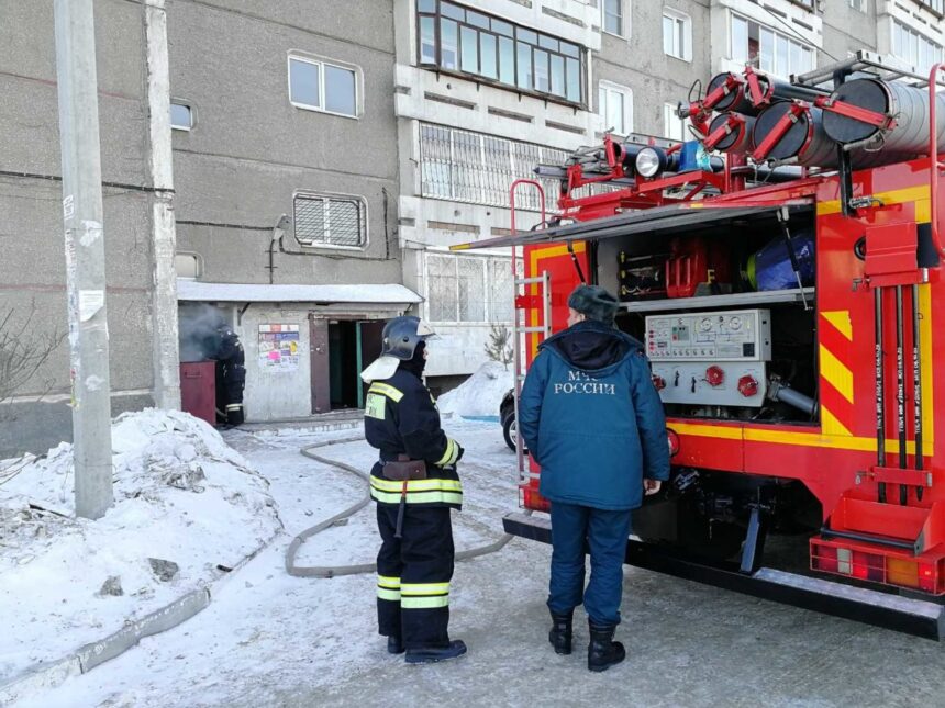 Четырех жильцов спасли, ещё 19 эвакуировались сами из горящего дома в Братске