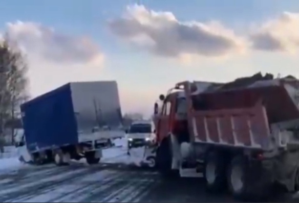 Грузовик съехал в кювет и опрокинулся на трассе "Вилюй" в Братском районе