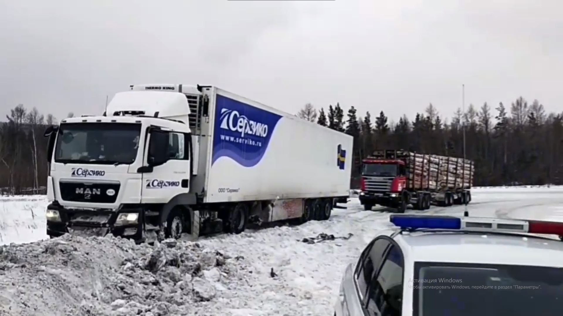 Грузовик съехал в сугроб в районе Братска. Дальнобойщику помогли полицейские