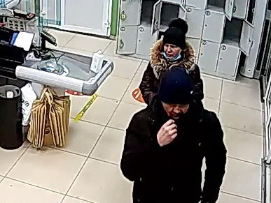 Полиция продолжает искать двух братчан, расплатившихся чужой картой в магазине