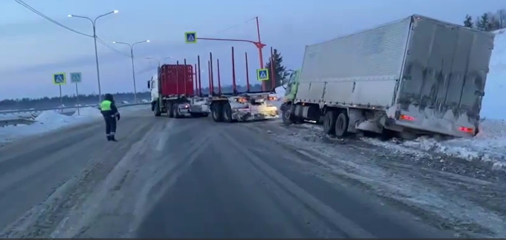 Большегруз съехал в кювет и увяз в снегу в Братском районе