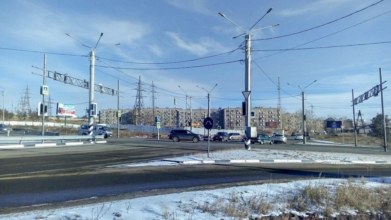 Дорожники повышают отказоустойчивость светофора на Пихтовой в Братске