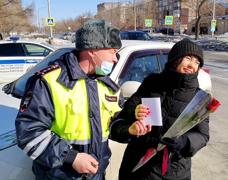 Инспекторы ДПС встретили братчанок с алыми розами и подарками на дорогах