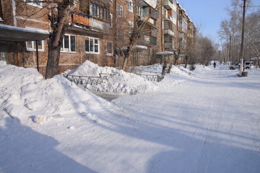 Мэр Братска проверил работу управляющих компаний по уборке и вывозу снега с придомовых территорий