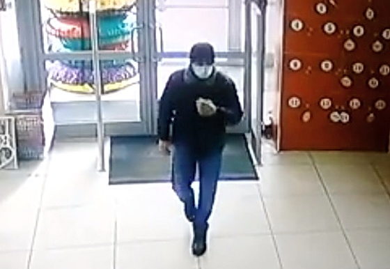 В Братске полиция ищет покупателя, расплатившегося чужой картой в магазинах