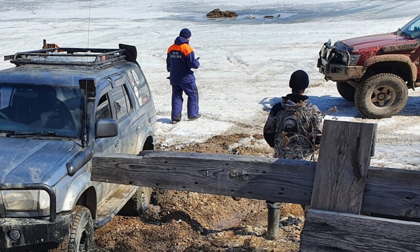 Два автомобиля чуть не ушли под лёд Братского водохранилища в выходные