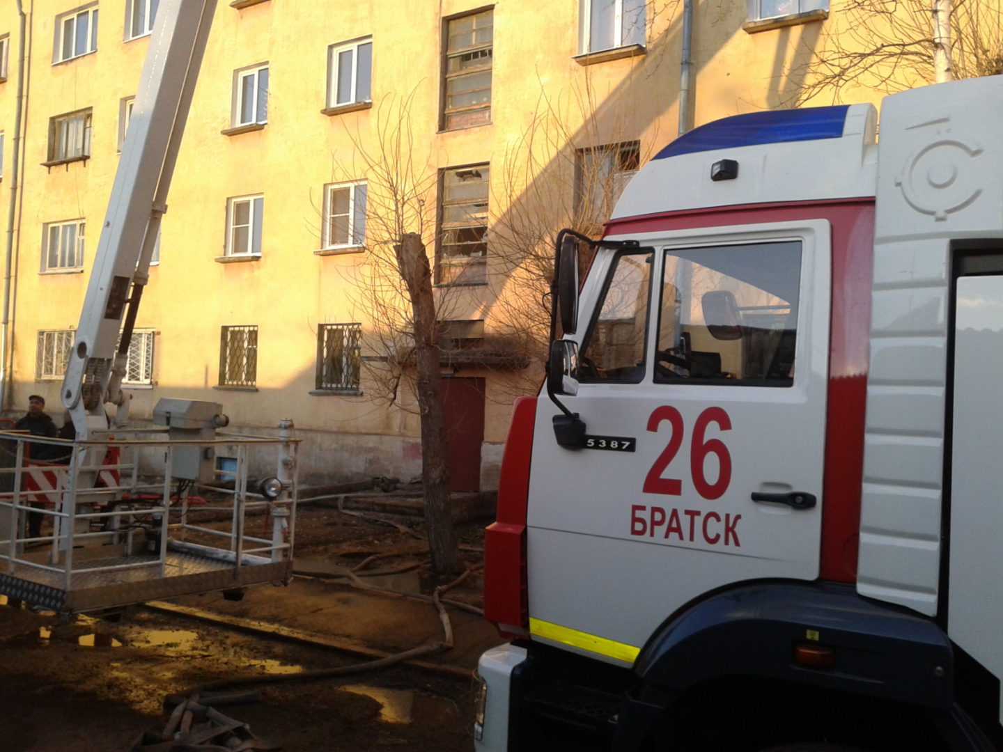 Два человека пострадали, шестерых спасли и ещё 40 эвакуировались сами при пожаре в Братске