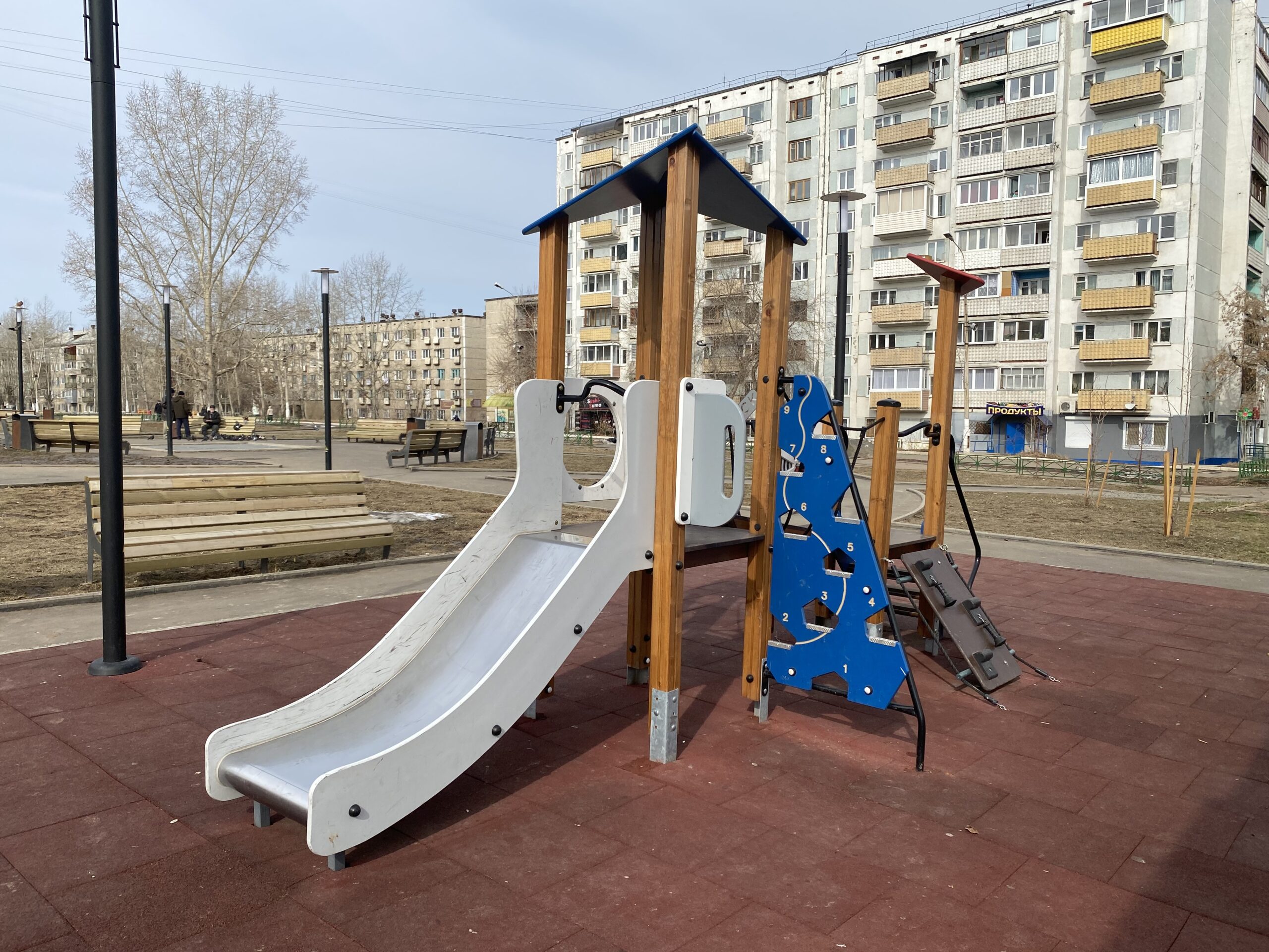 Состояние ещё трех ранее благоустроенных общественных пространств проверили в Братске