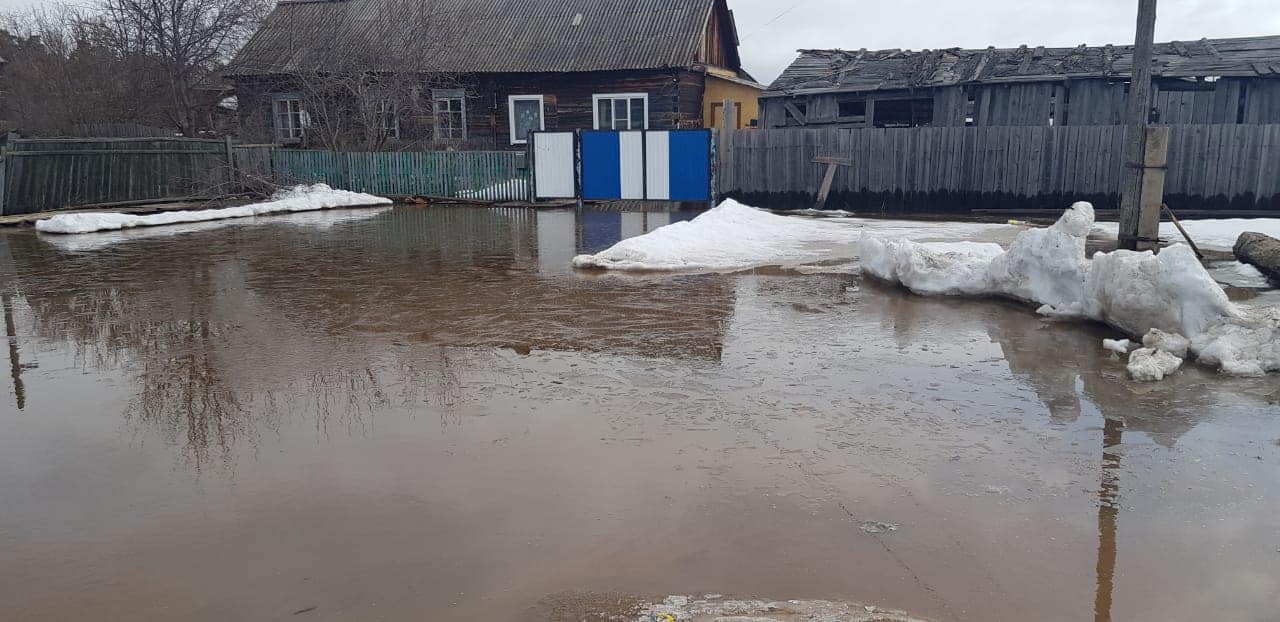 Талый снег подтопил усадьбы в селе Тангуй Братского района