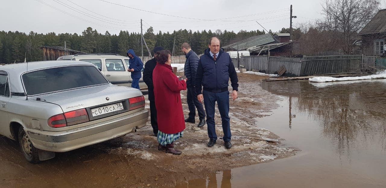 Талый снег подтопил усадьбы в селе Тангуй Братского района