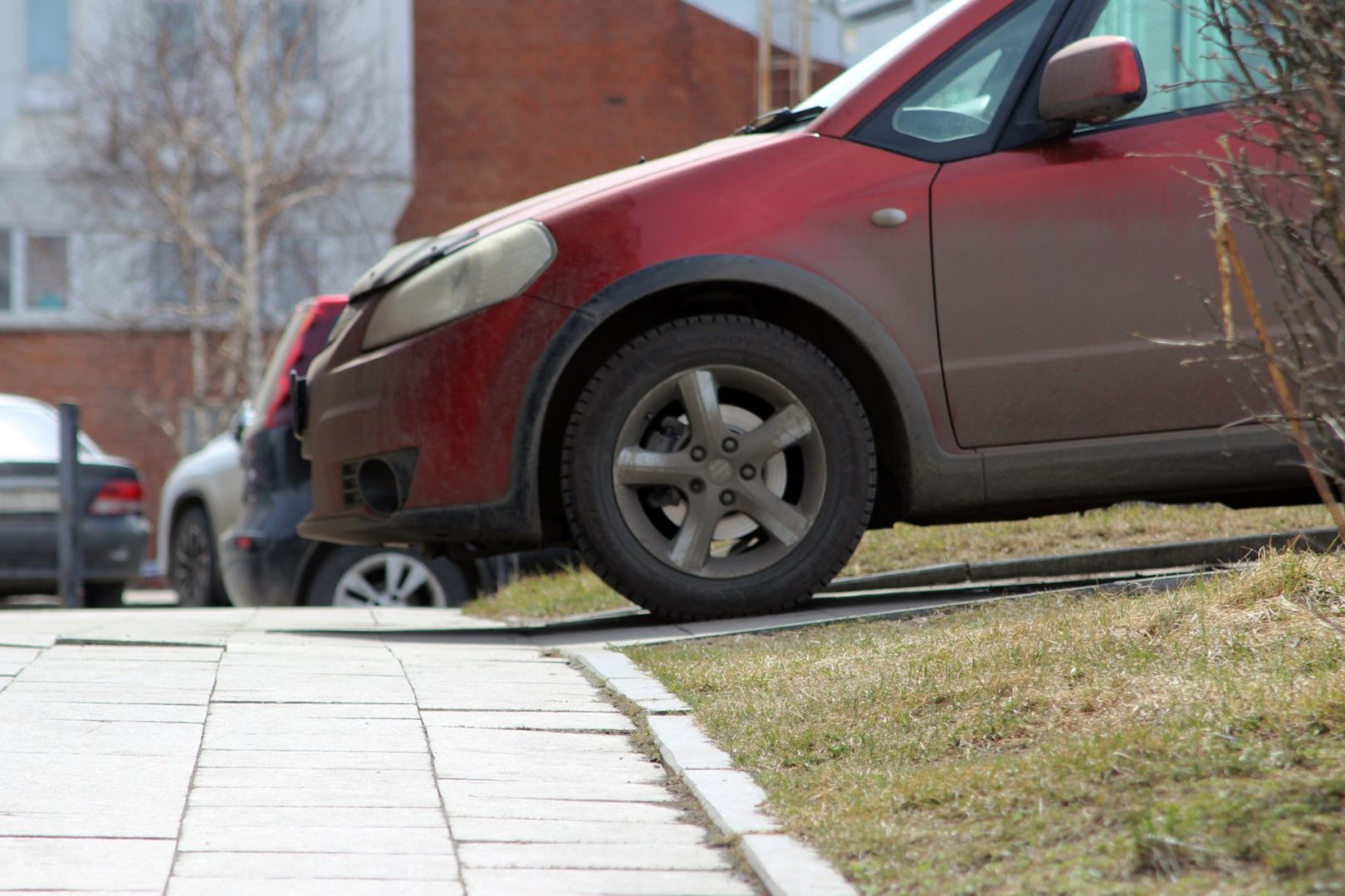 Братчанина оштрафовали за оставленную на машине оскорбительную надпись, которую он адресовал недоброжелателю