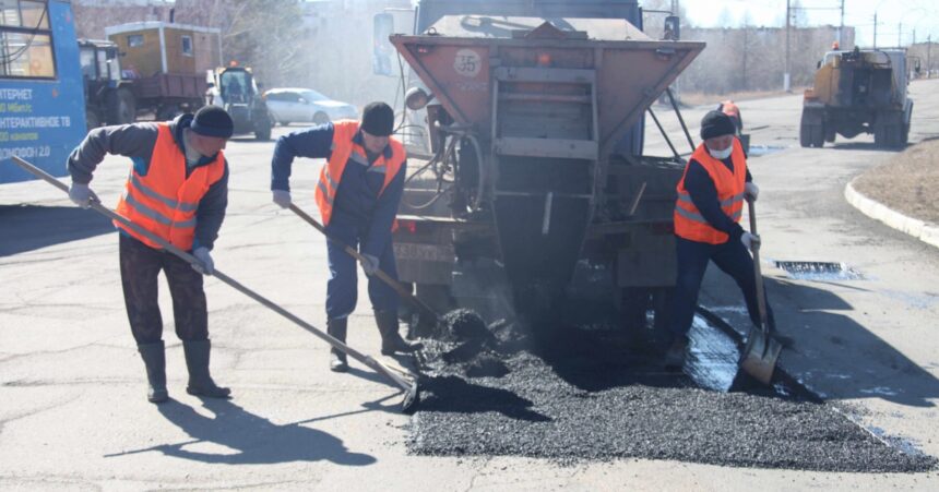Дорожная служба проводит ямочный ремонт на Комсомольской и Приморской в Братске