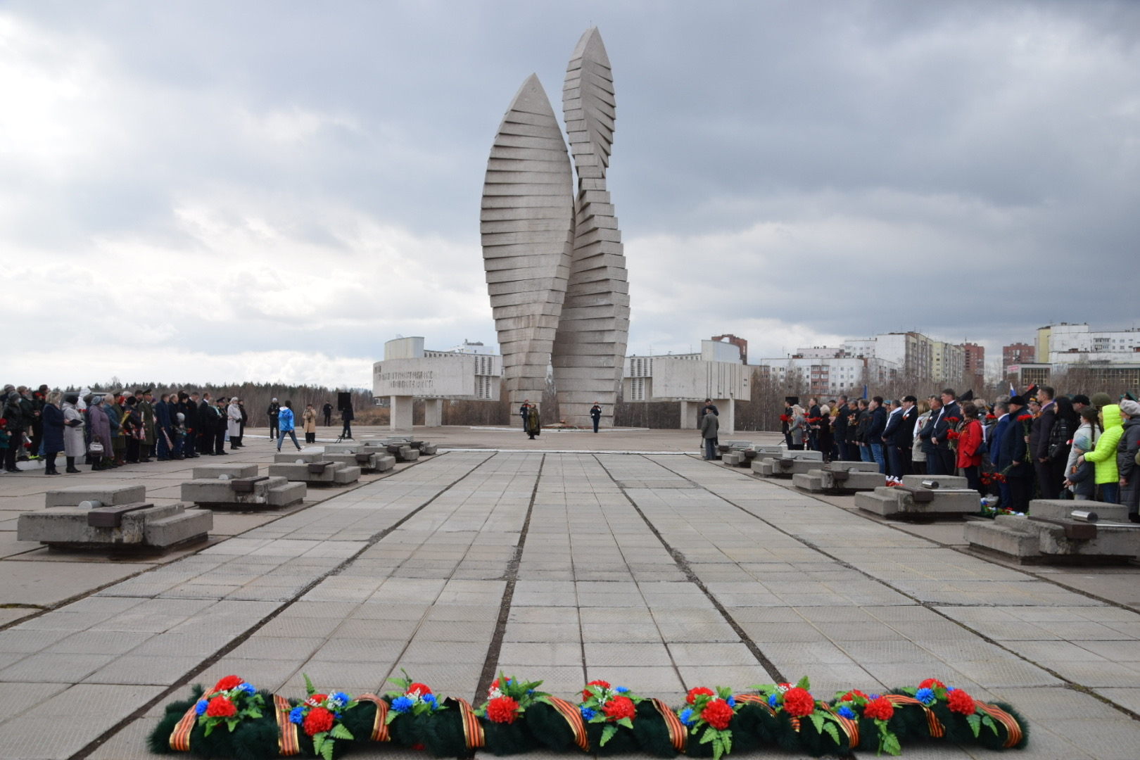 К памятным местам Братска возложили гирлянды