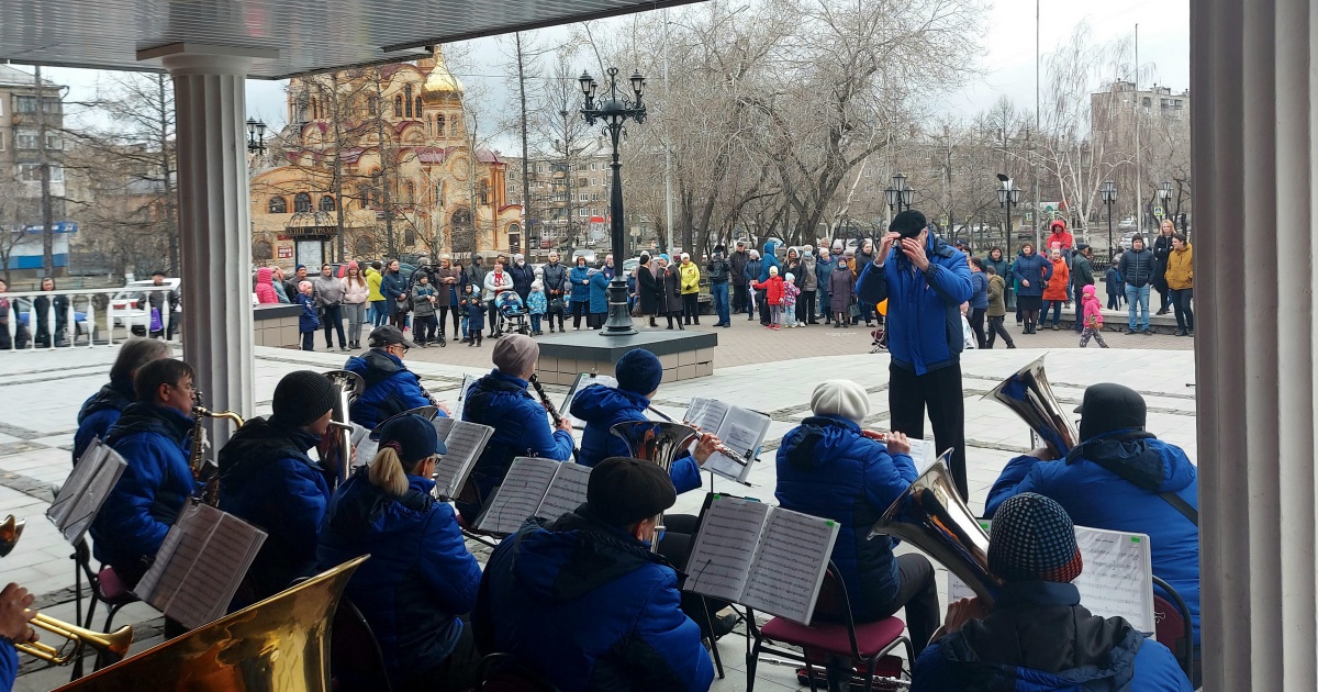 "Вальс Победы" станцевали братчане на площади драмтеатра