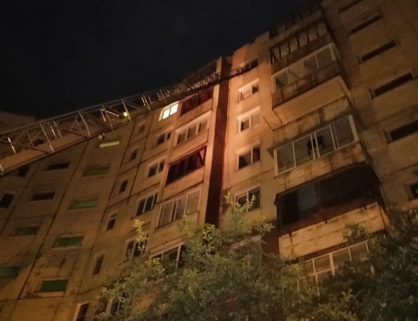 Десять человек спасли на пожаре в многоквартирном доме в Братске