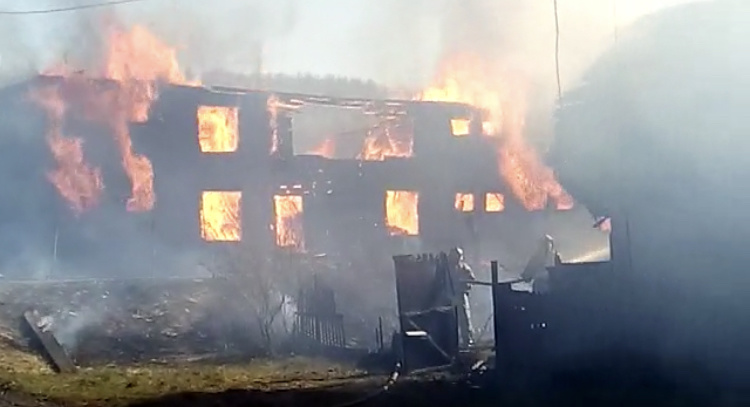 Пожарные локализовали сильное возгорание в жилых домах в Братске
