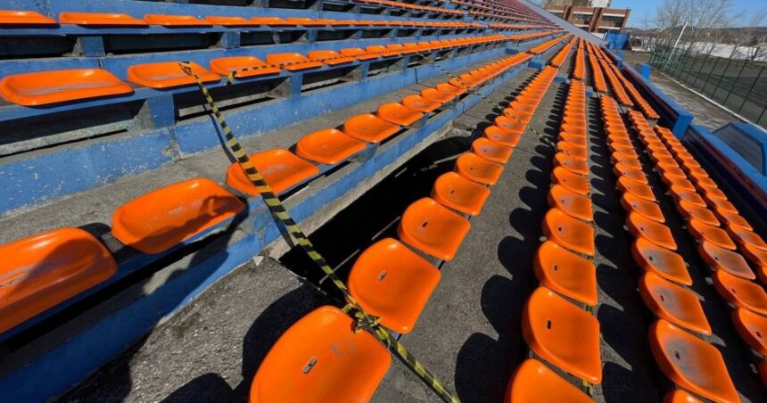 СМИ сообщили о предварительной причине обрушения трибуны стадиона "Металлург" в Братске