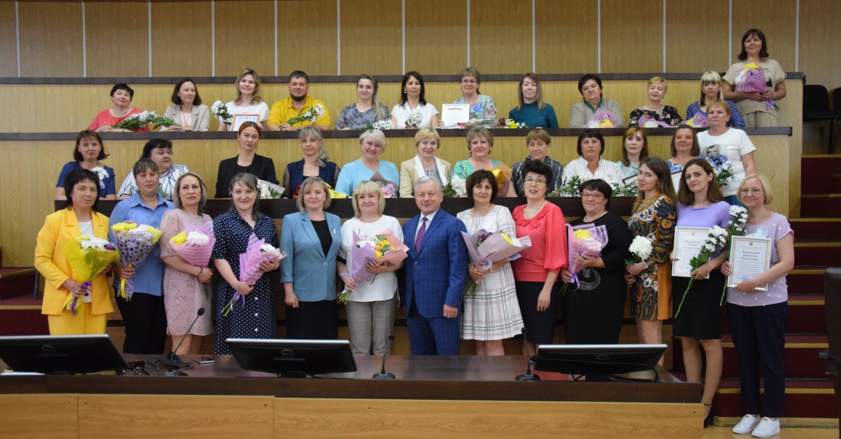 Соцработников Братска наградили благодарственными письмами накануне их профессионального праздника
