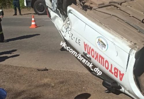 Учебный автомобиль перевернулся в Братске, пострадали два человека