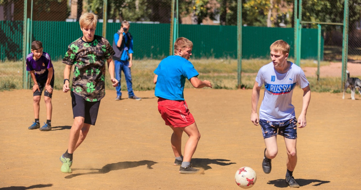 Занятия по футболу, бадминтону и хоккею на роликовых коньках стартовали в Братске