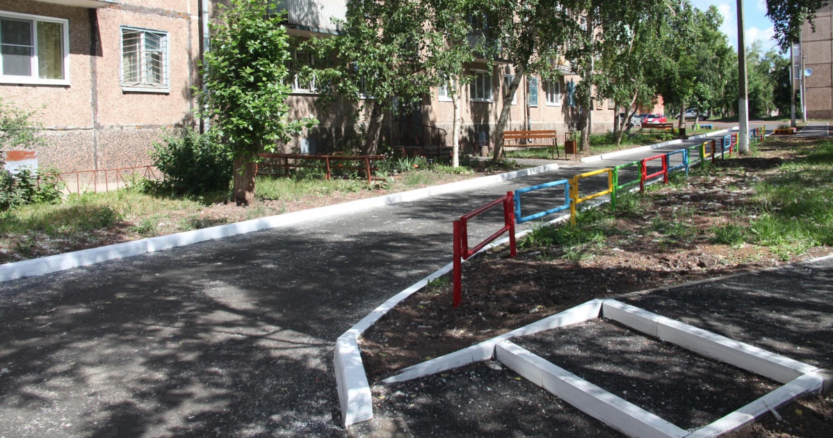 Двор по улице Мира обустроили в Братске