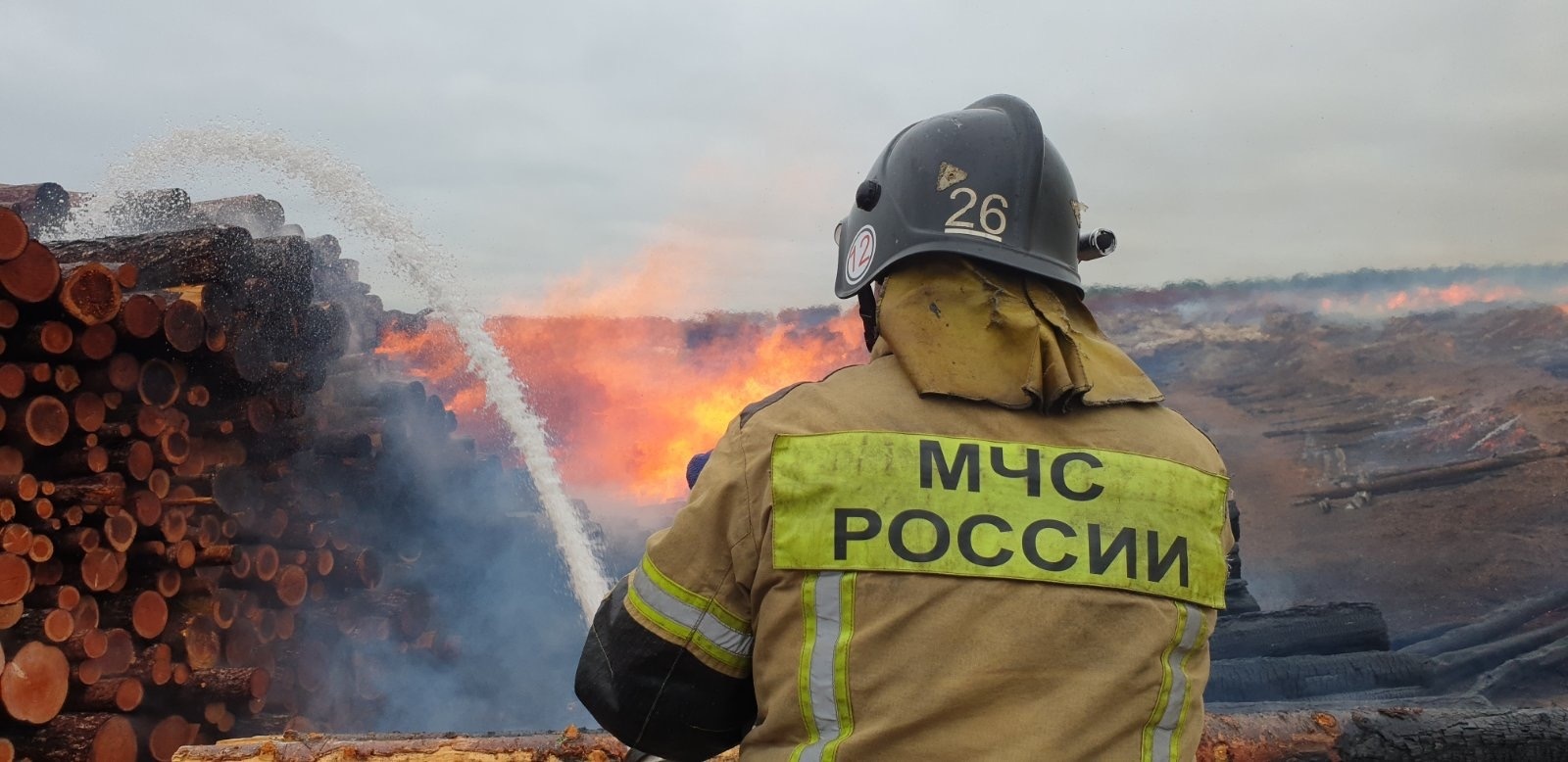 Крупный пожар на штабелях древесины в районе посёлка Харанжино Братского района локализован