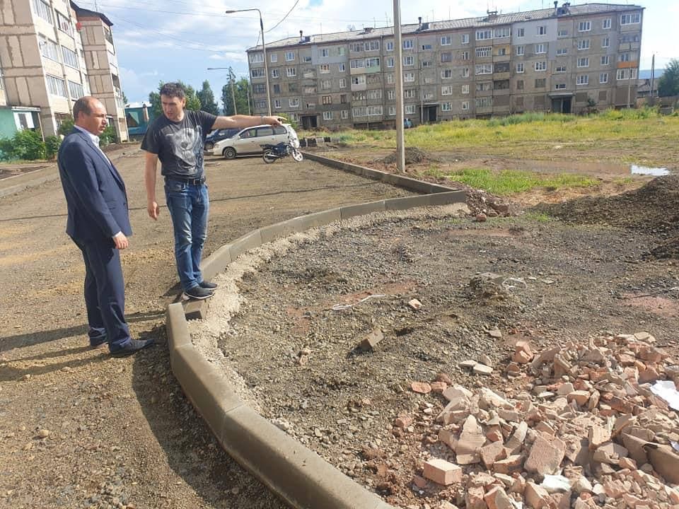 Мэр Братского района проверил ход работ по благоустройству территорий в Вихоревке