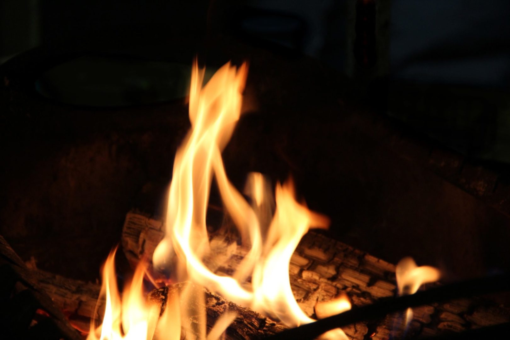 Пять человек эвакуировались из горящего дома в Братске