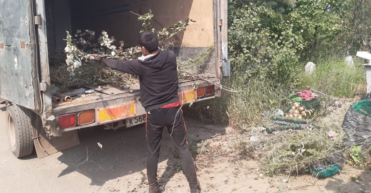 С кладбищ Центрального района Братска ежедневно вывозят четыре грузовика мусора