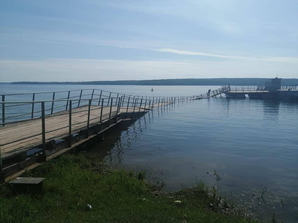 Установленный неделю назад причал в Братском районе развернуло из-за увеличения уровня воды