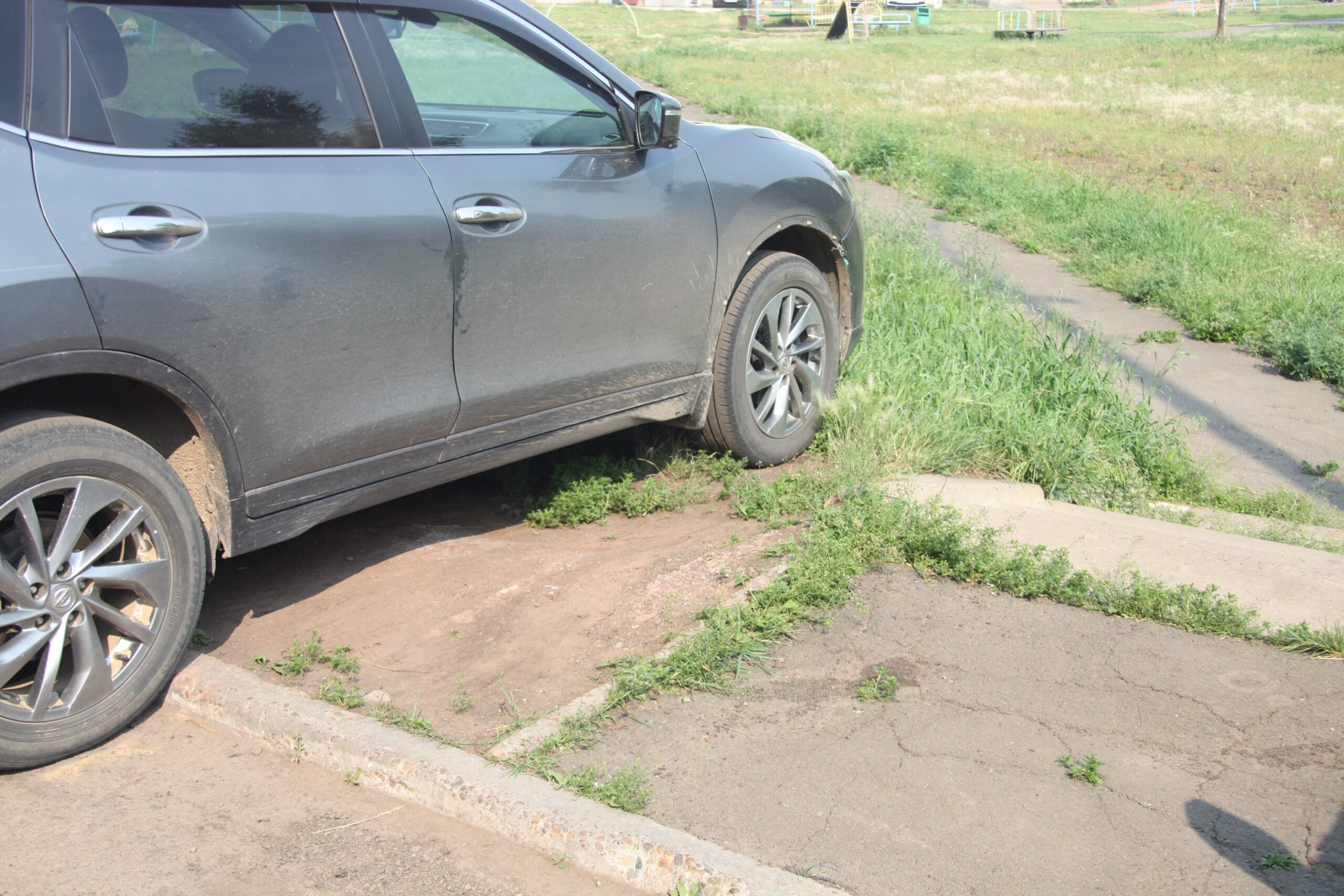 Во дворах Братска выявили 15 фактов нарушений правил парковки