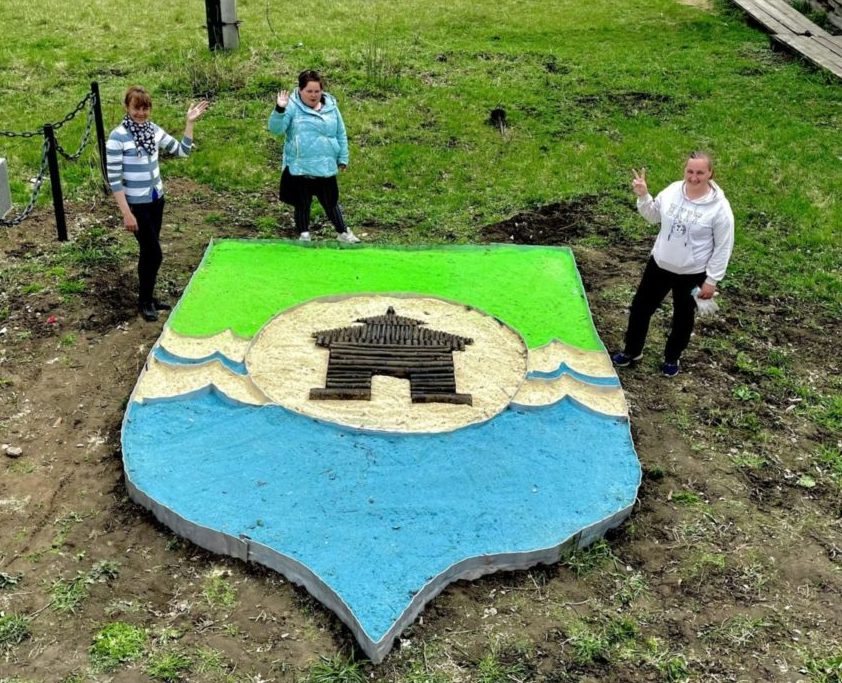 Жители Куватского сельского поселения соорудили герб Братского района из отходов лесопиления и алюминия