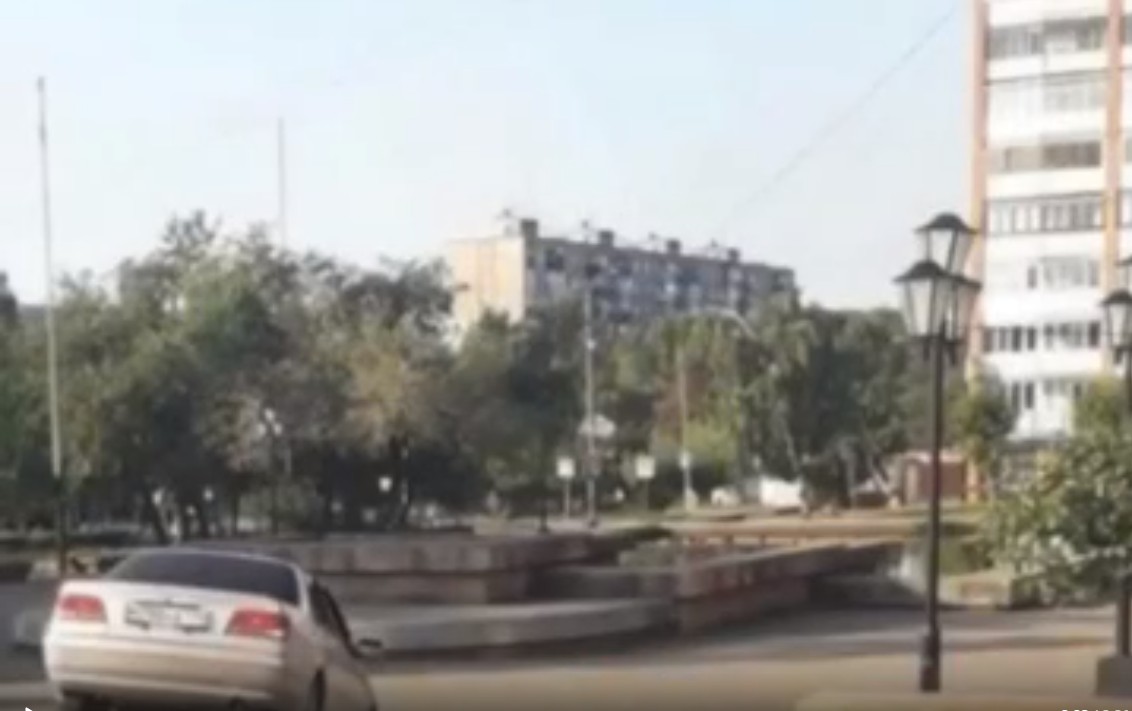 27-летнего водителя оштрафовали за езду по пешеходной зоне около Братского драмтеатра