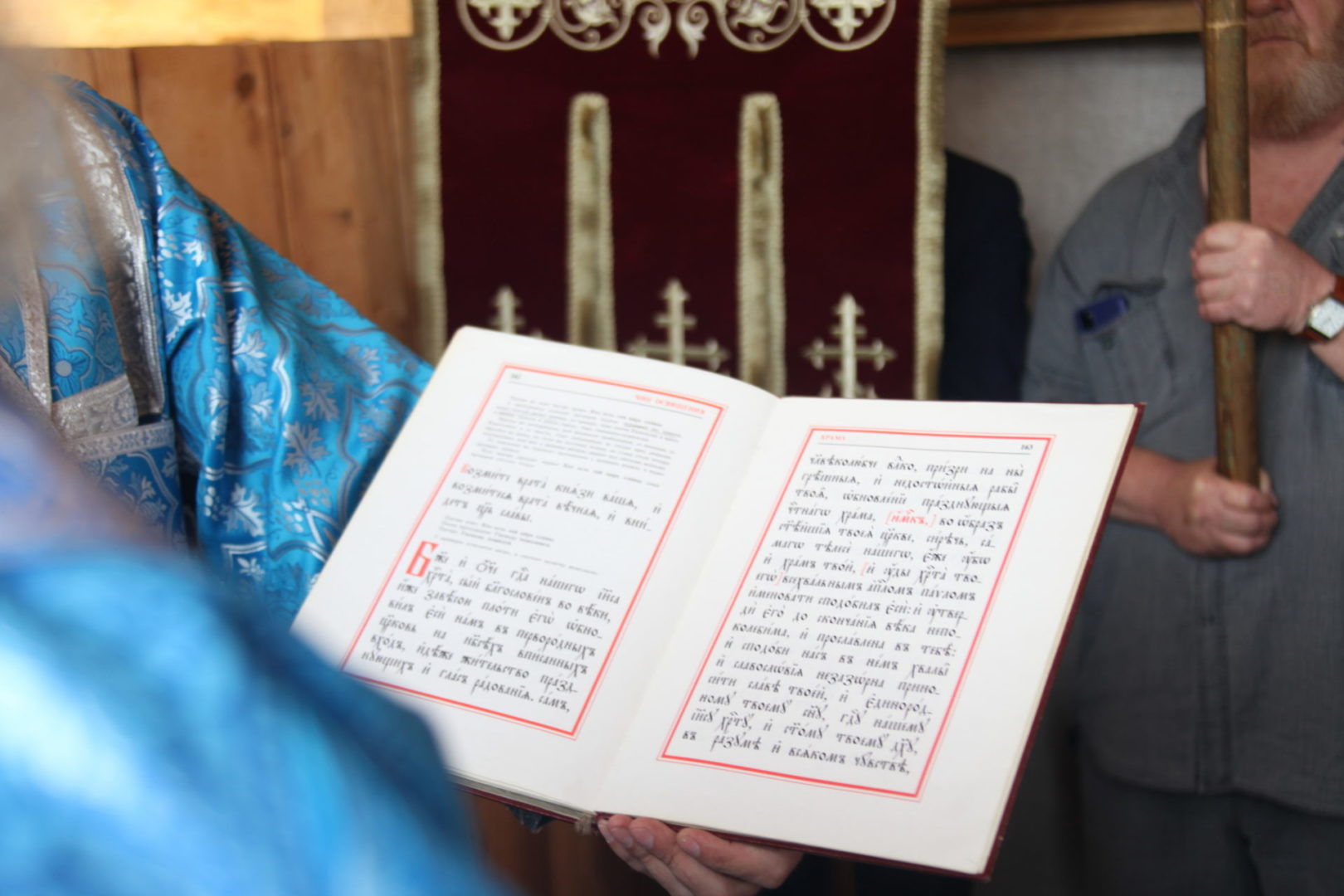 Храм Владимирской иконы Божией матери освятили в Ангарской деревне в Братске. Фото с места