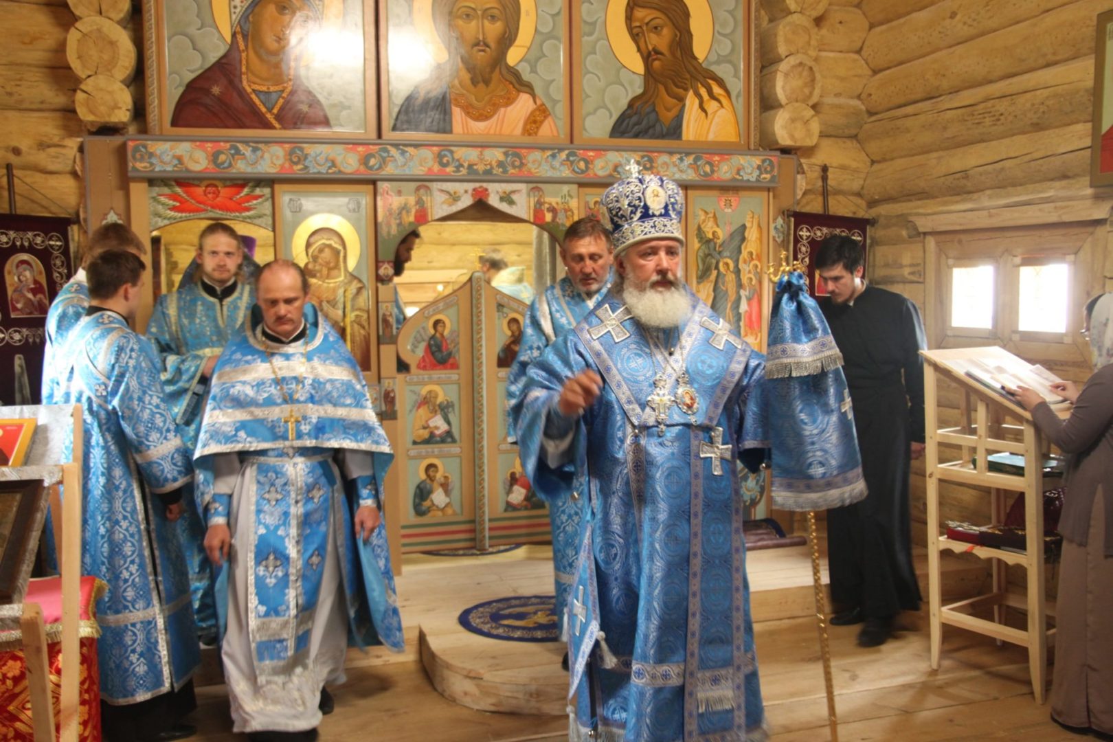 Храм Владимирской иконы Божией матери освятили в Ангарской деревне в Братске. Фото с места