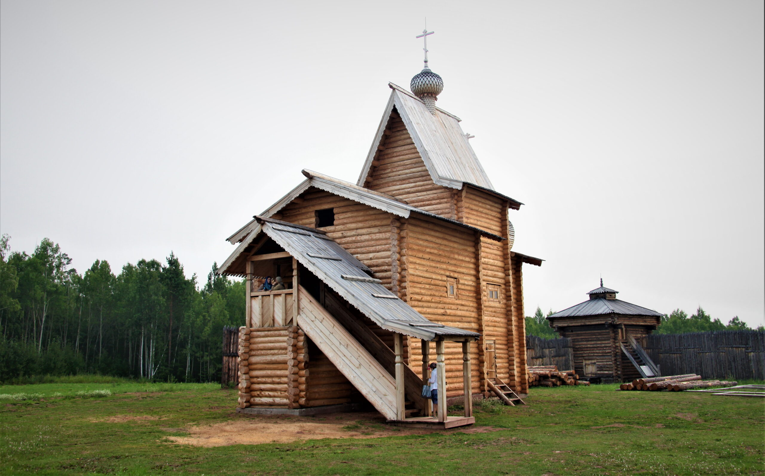 Храм Владимирской иконы Божией матери освятили в Ангарской деревне в Братске. Фото с места
