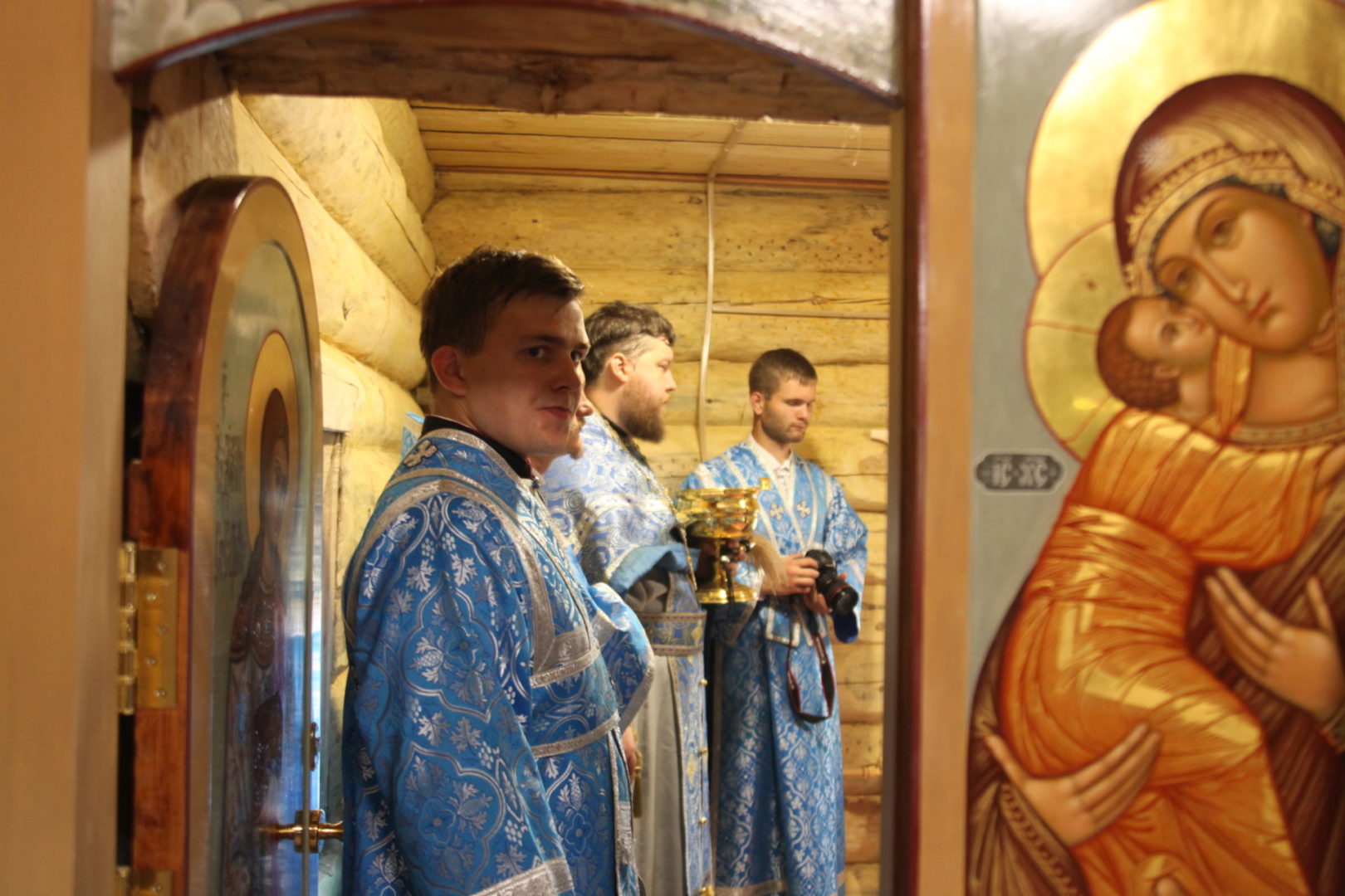 Храм Владимирской иконы Божией матери освятили в Ангарской деревне в Братске. Фото с места