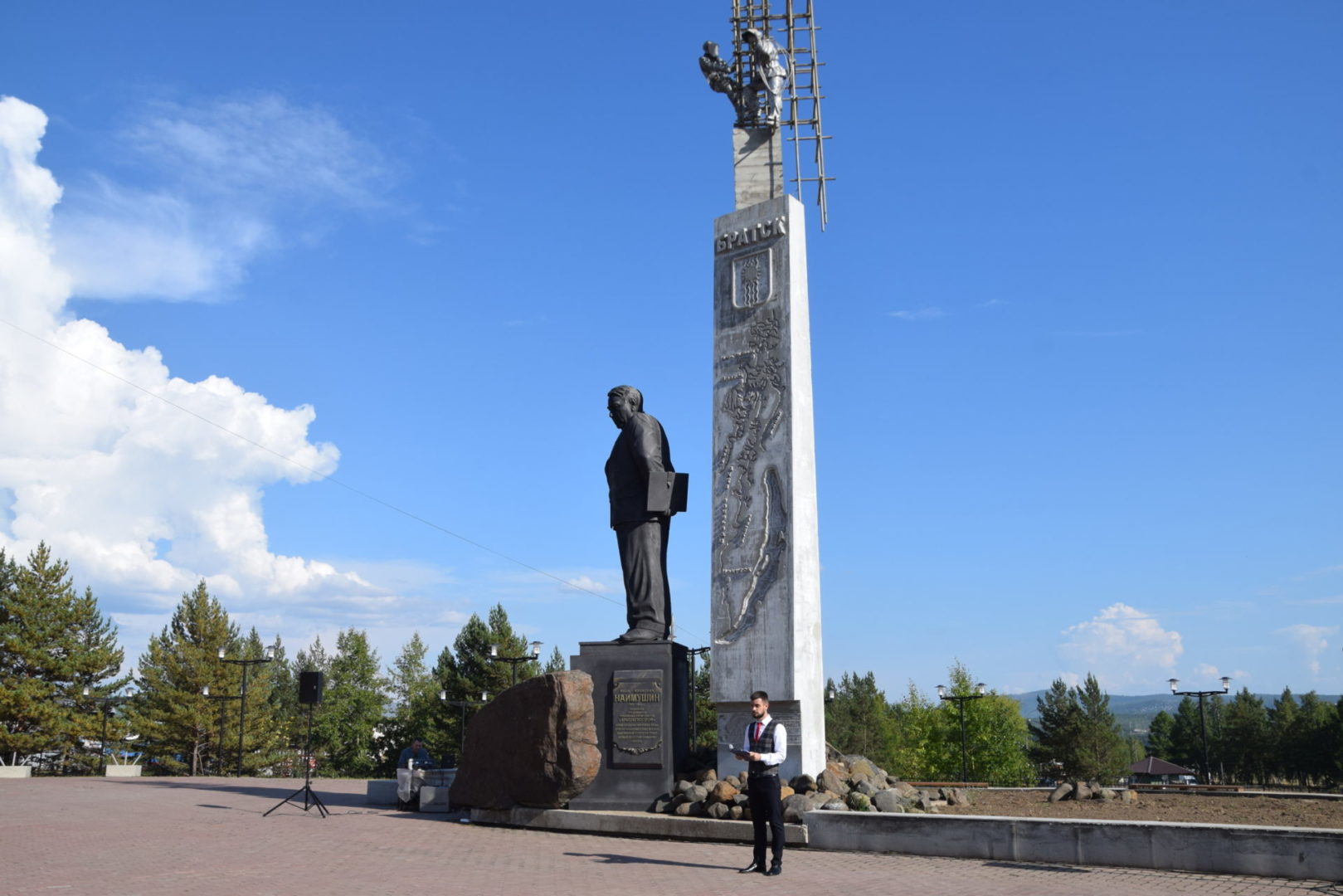 Сквер Первостроителей открыли в Братске после благоустройства