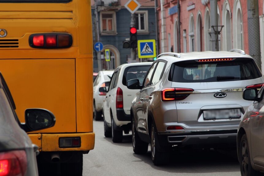 Двух водителей оштрафовали в Братске за выезд на встречную полосу