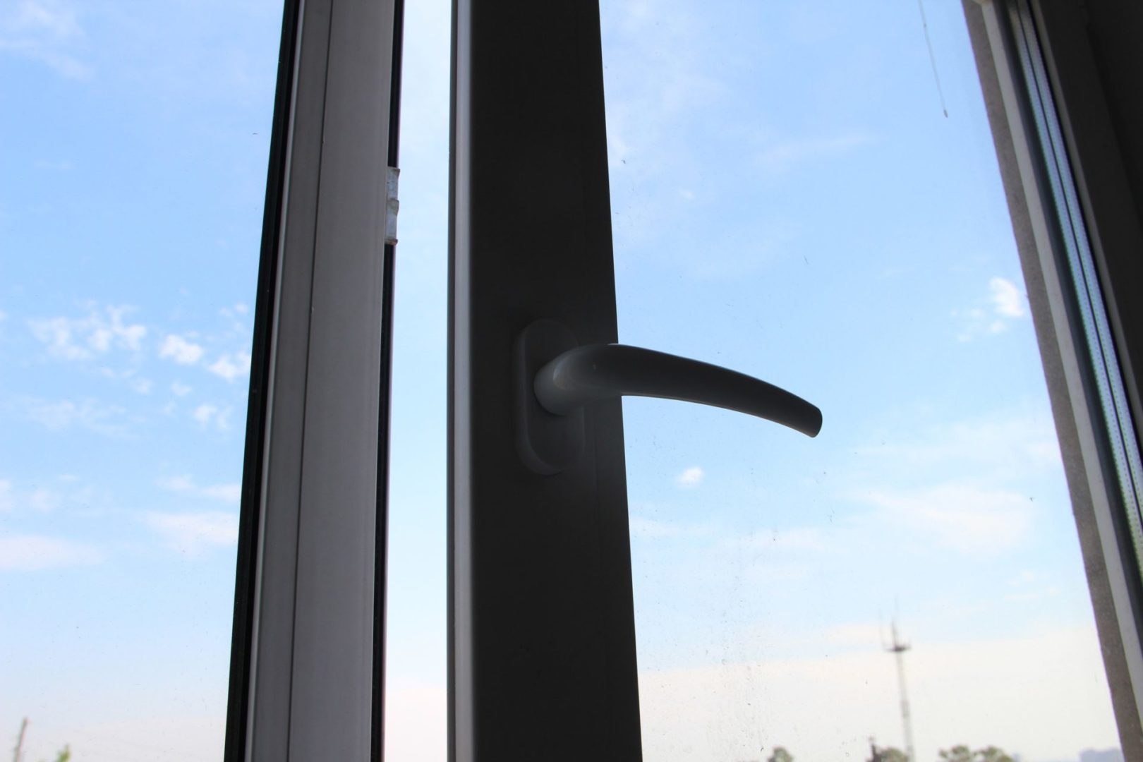 Менять окна в школе № 9 Братска на новые продолжат в следующем году