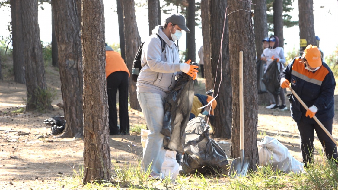 Пляж Зяба очистили от мусора в Братске