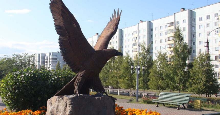 Скульптуру орла отреставрировали и установили на прежнее место в Братске