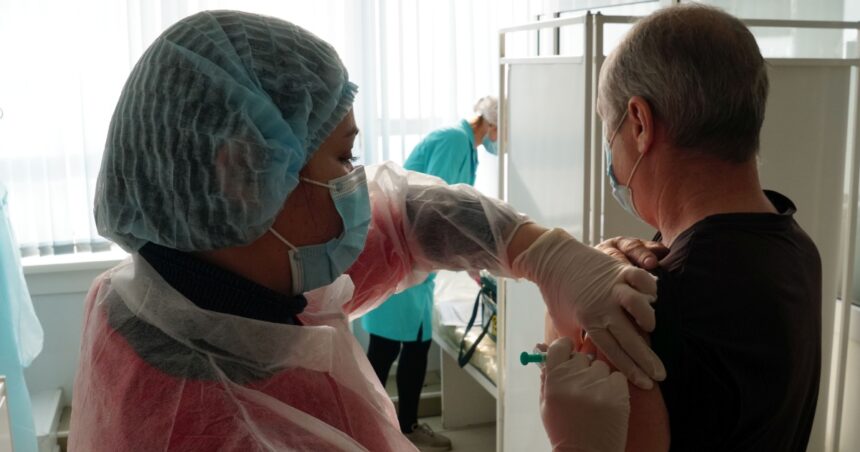 Сотрудники БрАЗа начали повторно вакцинироваться от COVID